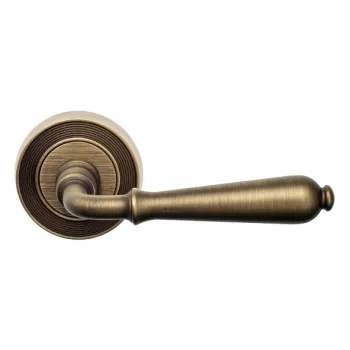 Дверная ручка на круглом основании Venezia \"CLASSIC\" D6 матовая бронза