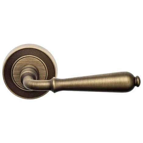 Дверная ручка на круглом основании Venezia \"CLASSIC\" D6 матовая бронза
