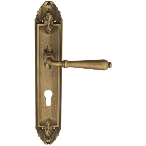 Дверная ручка Venezia \"CLASSIC\" CYL на планке PL90 матовая бронза