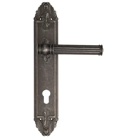 Дверная ручка Venezia \"IMPERO\" CYL на планке PL90 античное серебро