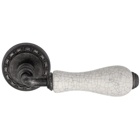 Дверная ручка на круглом основании Venezia \"COLOSSEO\" белая керамика паутинка D2 античное серебро