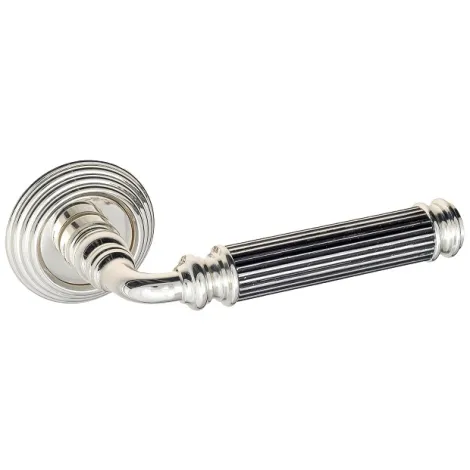 Дверная ручка на круглом основании Venezia \"MOSCA\" D8 натуральное серебро + черный