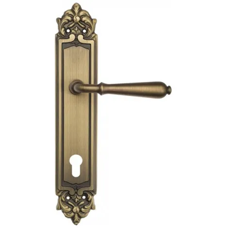 Дверная ручка Venezia \"CLASSIC\" CYL на планке PL96 матовая бронза