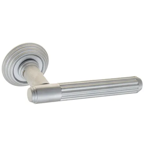 Дверная ручка на круглом основании Venezia \"EXA TUBE\" D8 матовый хром