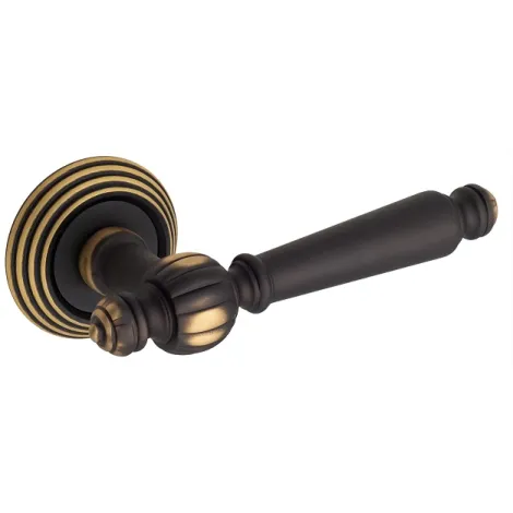 Дверная ручка на круглом основании Venezia \"PELLESTRINA\" D8 темная бронза