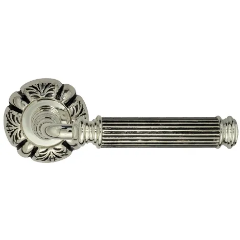 Дверная ручка на круглом основании Venezia \"MOSCA\" D5 натуральное серебро + черный