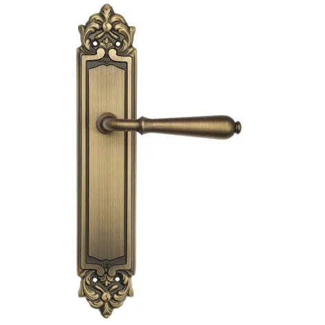 Дверная ручка Venezia \"CLASSIC\" на планке PL96 матовая бронза